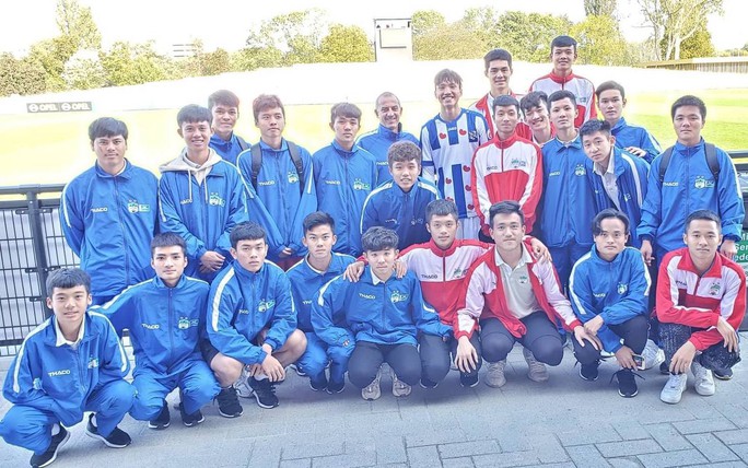 Học viện HAGL JMG thăm Đoàn Văn Hậu nhân dịp đá với U17 Feyenoord - Ảnh 1.
