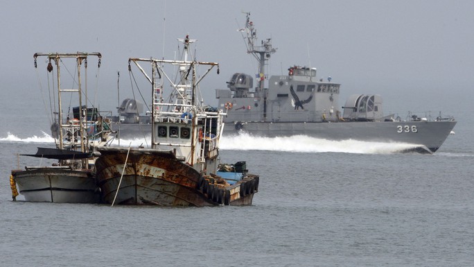 Quân đội Hàn Quốc “vừa đấm vừa xoa” tàu Triều Tiên - Ảnh 1.