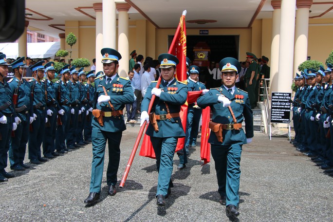 Nghẹn ngào tiễn Đại tá phi công Nguyễn Văn Bảy về với đất mẹ Lai Vung - Ảnh 7.