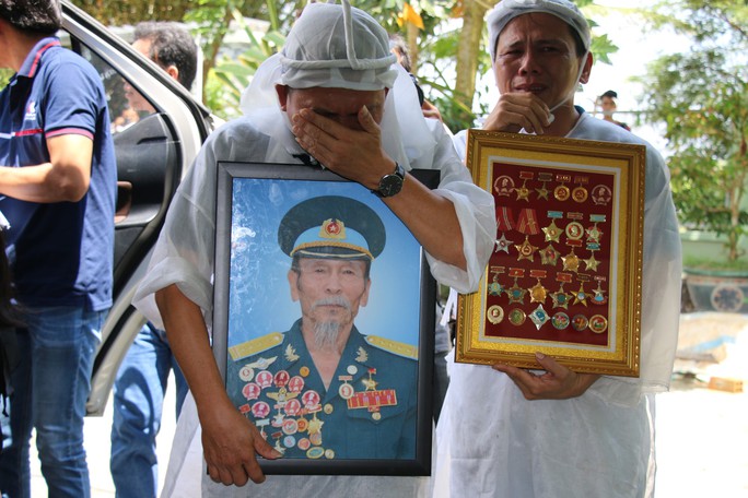 Nghẹn ngào tiễn Đại tá phi công Nguyễn Văn Bảy về với đất mẹ Lai Vung - Ảnh 11.