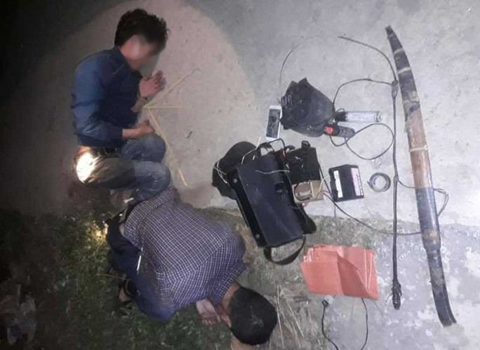 Mang kiếm đi trộm chó, 2 thanh niên bị người dân vây đánh nhập viện, đốt xe máy - Ảnh 1.