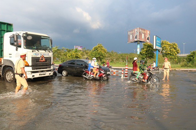 Nội ô Cần Thơ ngập sâu, dân lấy xuồng bơi xuống phố - Ảnh 11.