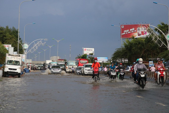 Nội ô Cần Thơ ngập sâu, dân lấy xuồng bơi xuống phố - Ảnh 4.