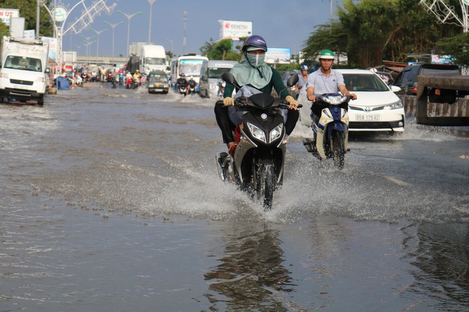 Nội ô Cần Thơ ngập sâu, dân lấy xuồng bơi xuống phố - Ảnh 5.