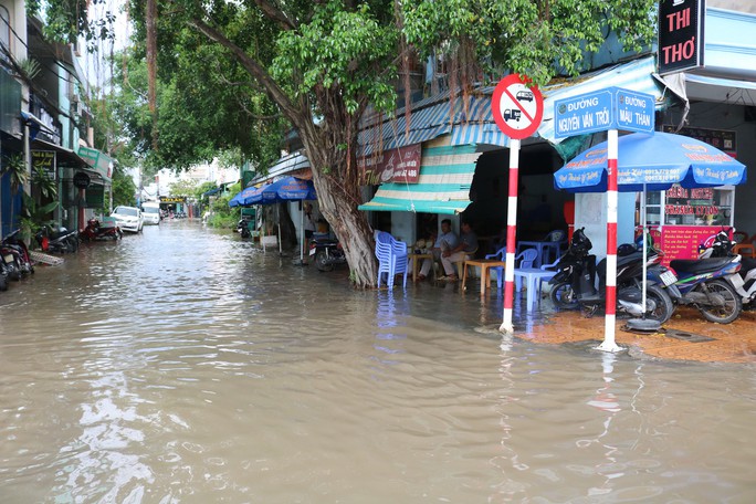 Nội ô Cần Thơ ngập sâu, dân lấy xuồng bơi xuống phố - Ảnh 7.