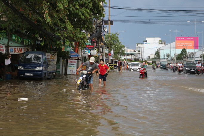 Nội ô Cần Thơ ngập sâu, dân lấy xuồng bơi xuống phố - Ảnh 8.