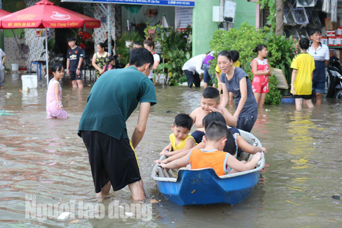 Nội ô Cần Thơ ngập sâu, dân lấy xuồng bơi xuống phố - Ảnh 14.