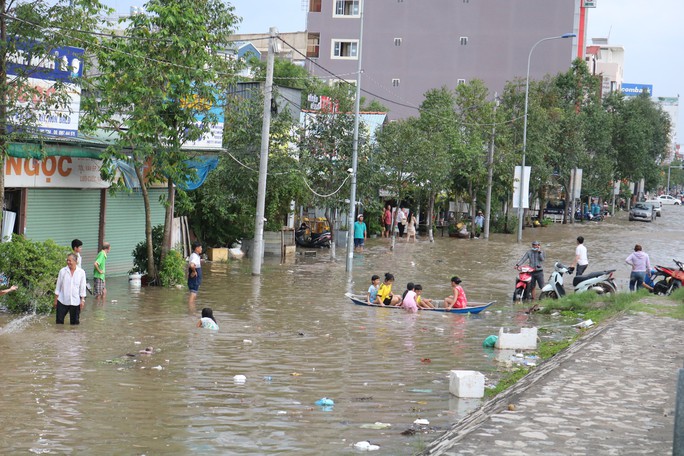 Nội ô Cần Thơ ngập sâu, dân lấy xuồng bơi xuống phố - Ảnh 15.