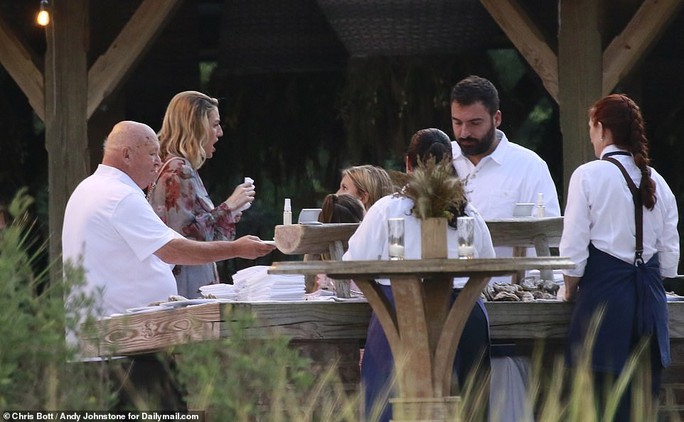 Justin Bieber và Hailey Baldwin đẹp đôi trước giờ cưới - Ảnh 10. Justin Bieber và Hailey Baldwin đẹp đôi trước giờ cưới - Ảnh 10.