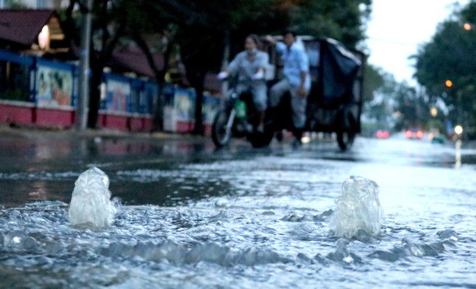 Triều cường chạm đỉnh kỷ lục tại TP HCM, ngàn người vật vã bơi giữa dòng nước - Ảnh 4.