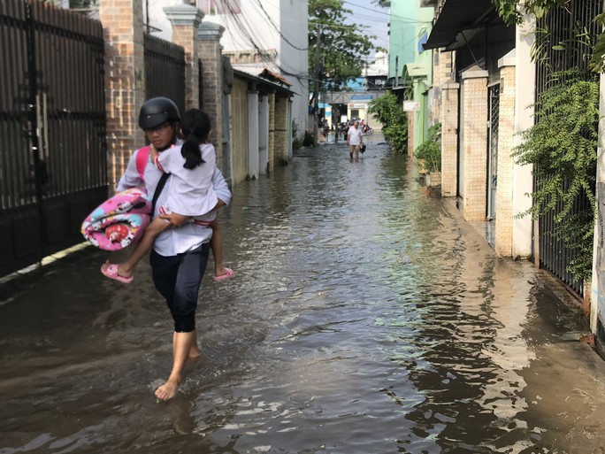 Triều cường dâng cao, Cần Thơ yêu cầu nắm chính xác số lượng học sinh đến và về - Ảnh 1.