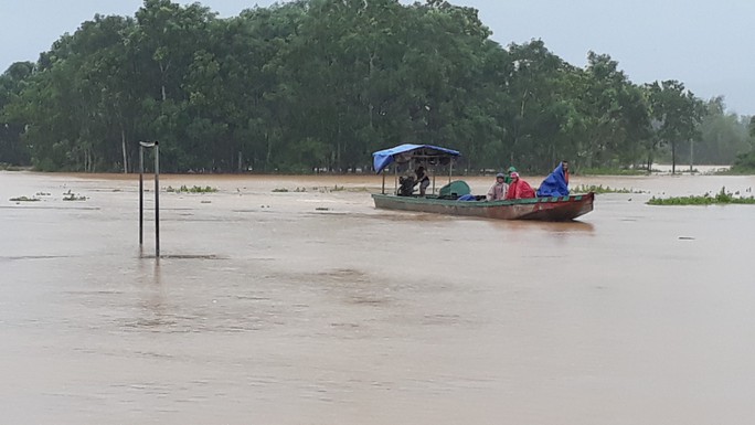 Cận cảnh hàng trăm nhà dân Quảng Trị ngập chìm trong nước - Ảnh 5.