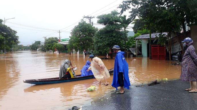Cận cảnh hàng trăm nhà dân Quảng Trị ngập chìm trong nước - Ảnh 8.