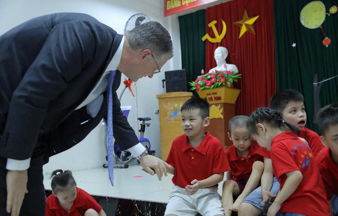 Đại sứ Mỹ múa lân, nặn bánh trung thu cùng trẻ em khuyết tật - Ảnh 5.