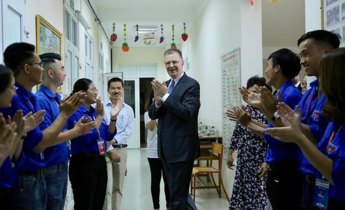 Đại sứ Mỹ múa lân, nặn bánh trung thu cùng trẻ em khuyết tật - Ảnh 2.