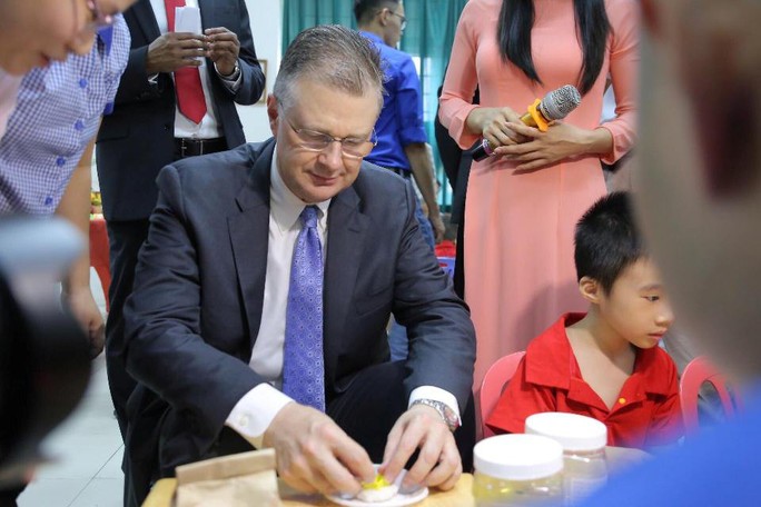 Đại sứ Mỹ múa lân, nặn bánh trung thu cùng trẻ em khuyết tật - Ảnh 15.