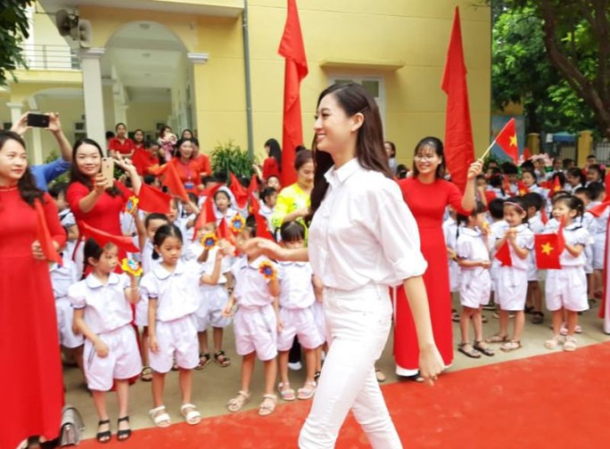 Hoa hậu Lương Thùy Linh trao mũ bảo hiểm cho học sinh trong ngày khai giảng - Ảnh 4.