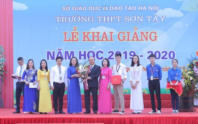 Thủ tướng Nguyễn Xuân Phúc đánh trống khai giảng năm học mới - Ảnh 9.