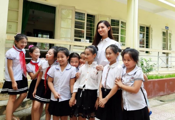 Hoa hậu Lương Thùy Linh trao mũ bảo hiểm cho học sinh trong ngày khai giảng - Ảnh 13.