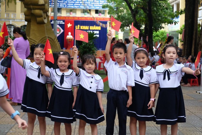 Bong bóng không bay lên trời trong ngày khai giảng - Ảnh 2.