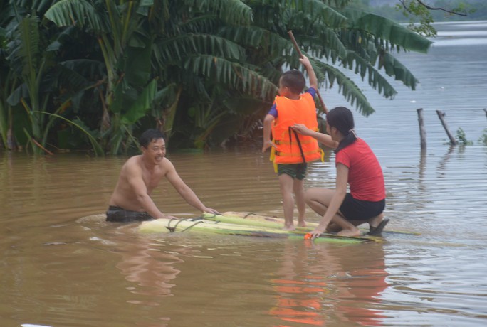 Thuyền lật khi thị sát vùng lũ, phó chủ tịch huyện và cán bộ gặp nạn trên sông Gianh - Ảnh 4.