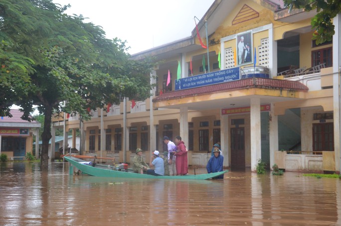 Thuyền lật khi thị sát vùng lũ, phó chủ tịch huyện và cán bộ gặp nạn trên sông Gianh - Ảnh 3.