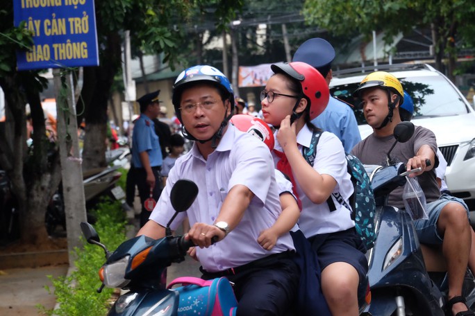 Bong bóng không bay lên trời trong ngày khai giảng - Ảnh 1.