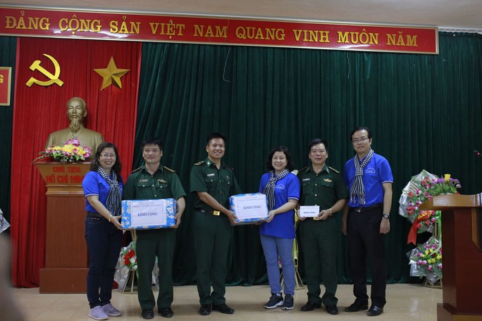 Báo Người Lao Động trao 300 lá cờ Tổ quốc đến Đồn Biên phòng Đàm Thủy, tỉnh Cao Bằng - Ảnh 5.