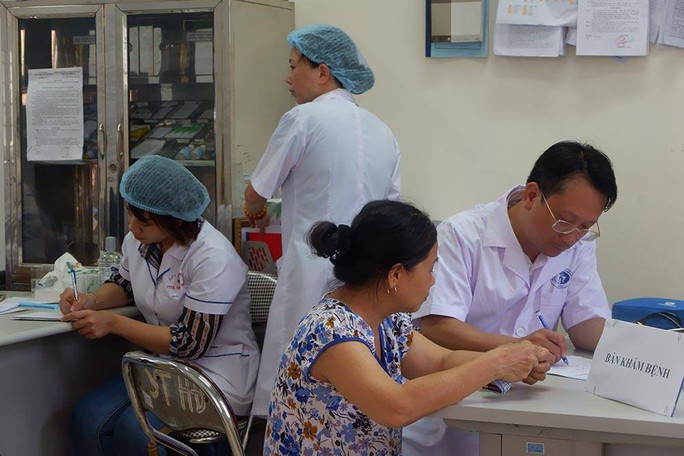 Hàng trăm người dân đồng loạt đi khám sức khoẻ sau vụ cháy nhà máy Rạng Đông - Ảnh 4.