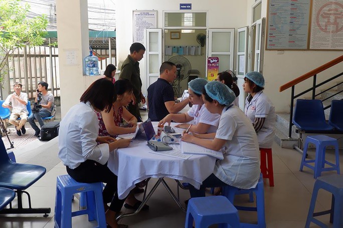 Hàng trăm người dân đồng loạt đi khám sức khoẻ sau vụ cháy nhà máy Rạng Đông - Ảnh 1.