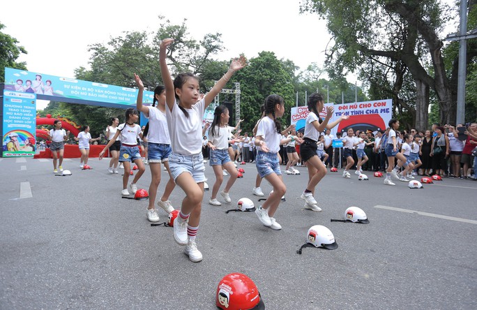 Phó Thủ tướng Trương Hoà Binh cùng 3.000 học sinh đi bộ vận động Đội mũ bảo hiểm cho trẻ em - Ảnh 9. Phó Thủ tướng Trương Hoà Binh cùng 3.000 học sinh đi bộ vận động Đội mũ bảo hiểm cho trẻ em - Ảnh 9.