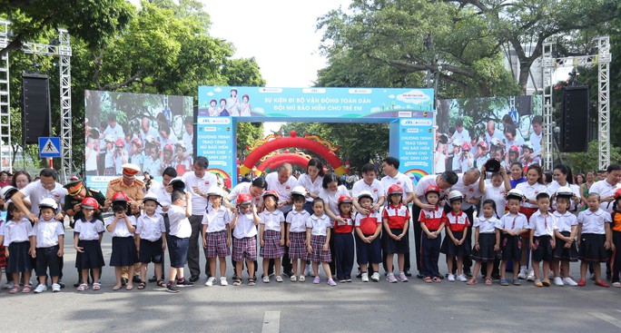 Phó Thủ tướng Trương Hoà Binh cùng 3.000 học sinh đi bộ vận động Đội mũ bảo hiểm cho trẻ em - Ảnh 6. Phó Thủ tướng Trương Hoà Binh cùng 3.000 học sinh đi bộ vận động Đội mũ bảo hiểm cho trẻ em - Ảnh 6.