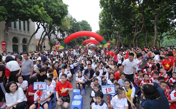 Phó Thủ tướng Trương Hoà Binh cùng 3.000 học sinh đi bộ vận động Đội mũ bảo hiểm cho trẻ em - Ảnh 7. Phó Thủ tướng Trương Hoà Binh cùng 3.000 học sinh đi bộ vận động Đội mũ bảo hiểm cho trẻ em - Ảnh 7.