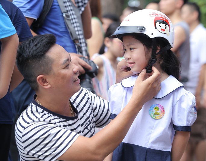 Phó Thủ tướng Trương Hoà Binh cùng 3.000 học sinh đi bộ vận động Đội mũ bảo hiểm cho trẻ em - Ảnh 10. Phó Thủ tướng Trương Hoà Binh cùng 3.000 học sinh đi bộ vận động Đội mũ bảo hiểm cho trẻ em - Ảnh 10.