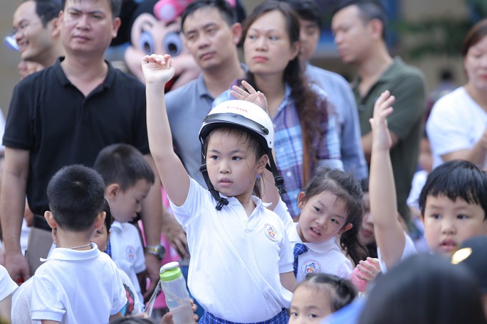 Phó Thủ tướng Trương Hoà Binh cùng 3.000 học sinh đi bộ vận động Đội mũ bảo hiểm cho trẻ em - Ảnh 11. Phó Thủ tướng Trương Hoà Binh cùng 3.000 học sinh đi bộ vận động Đội mũ bảo hiểm cho trẻ em - Ảnh 11.