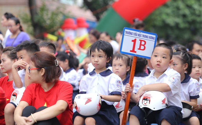 Phó Thủ tướng Trương Hoà Binh cùng 3.000 học sinh đi bộ vận động Đội mũ bảo hiểm cho trẻ em - Ảnh 12. Phó Thủ tướng Trương Hoà Binh cùng 3.000 học sinh đi bộ vận động Đội mũ bảo hiểm cho trẻ em - Ảnh 12.