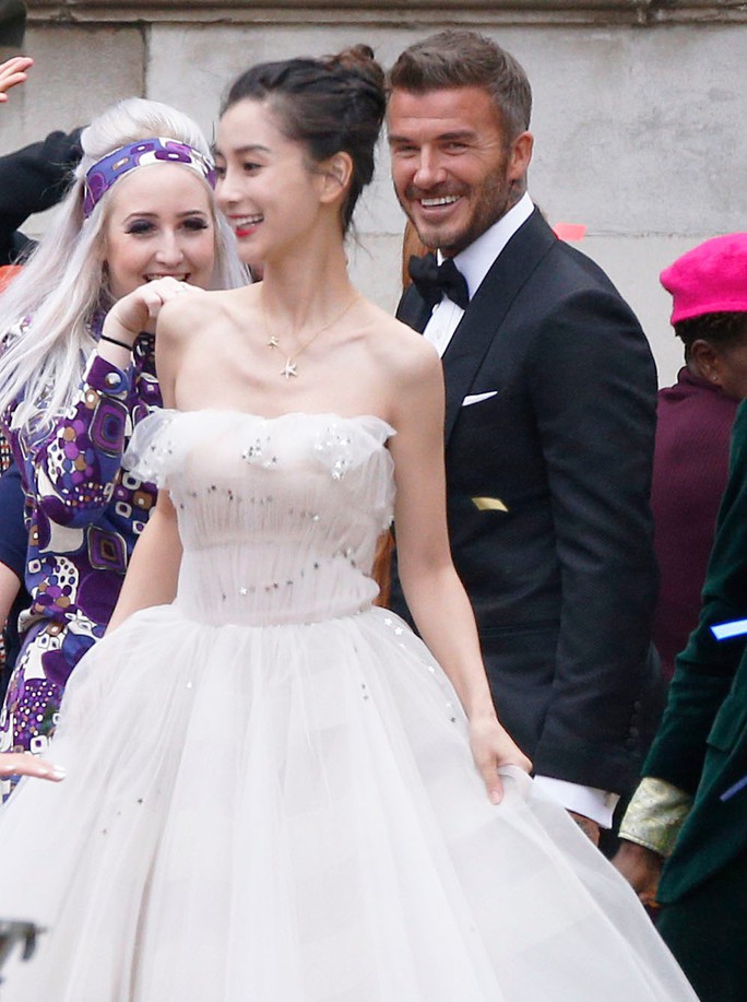 David Beckham cưới người mẫu Angela, bà Beck Victoria ngó lơ - Ảnh 1.