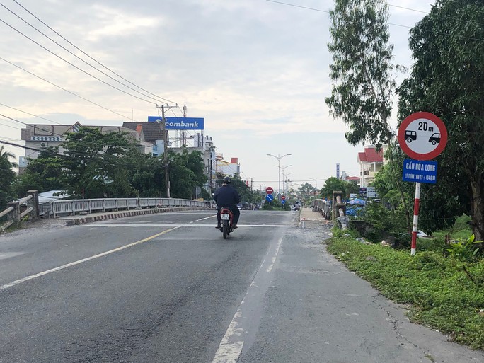 Va chạm với xe máy, 9X ngã ra đường bị xe tải cán tử vong  - Ảnh 1.