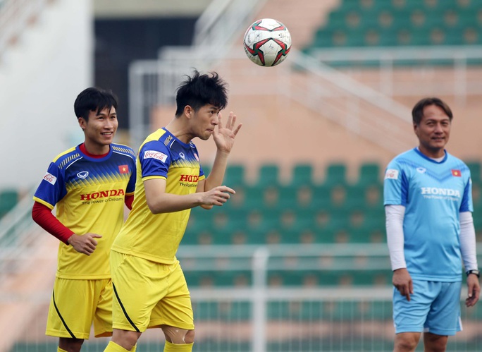 U23 Việt Nam chào năm mới bằng buổi tập bất chấp nắng gắt, sẵn sàng lên đường dự U23 châu Á - Ảnh 2. U23 Việt Nam chào năm mới bằng buổi tập bất chấp nắng gắt, sẵn sàng lên đường dự U23 châu Á - Ảnh 2.