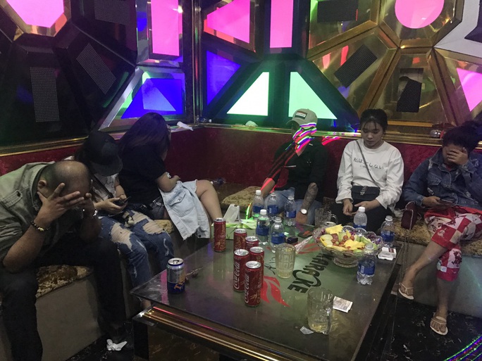 '. Cả chục đôi nam nữ thác loạn trong quán karaoke By Nhi ở Tiền Giang .'