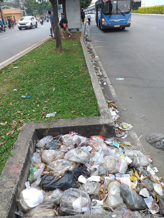 Những miệng cống đầy rác thải - Ảnh 1.
