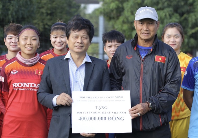 Chủ tịch Hội nhà báo TP HCM trao 400 triệu đồng cho ĐT bóng đá nữ Việt Nam trên sân tập - Ảnh 2.