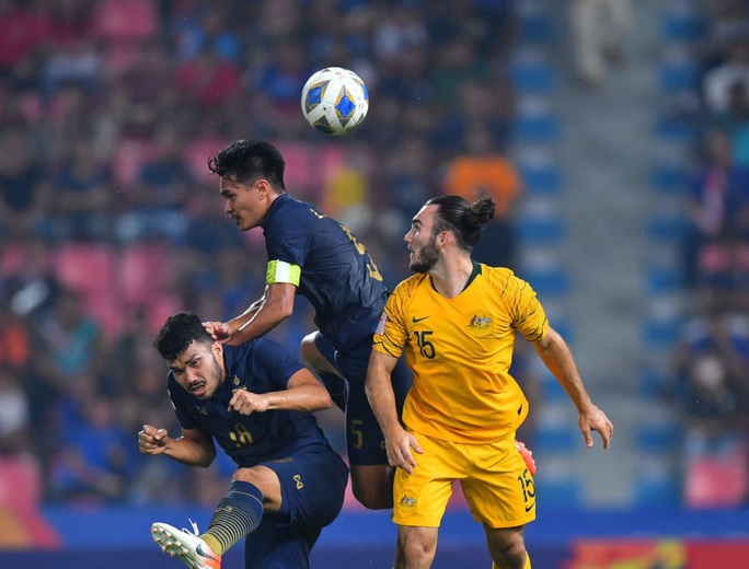 Thua ngược U23 Úc 1-2, U23 Thái Lan trở lại mặt đất - Ảnh 1.