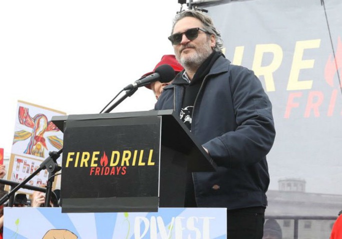 Joker Joaquin Phoenix bị cảnh sát bắt giữ - Ảnh 2.