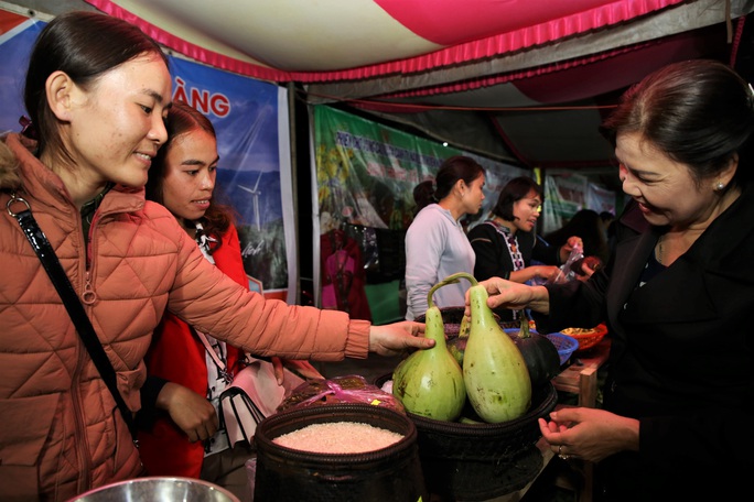 Độc đáo phiên chợ vùng cao, thu hút hàng ngàn người tham gia - Ảnh 3.