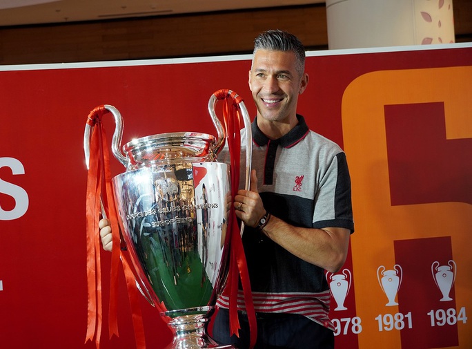 Cựu danh thủ Luis Garcia giới thiệu cúp Champions League ở Việt Nam - Ảnh 2.