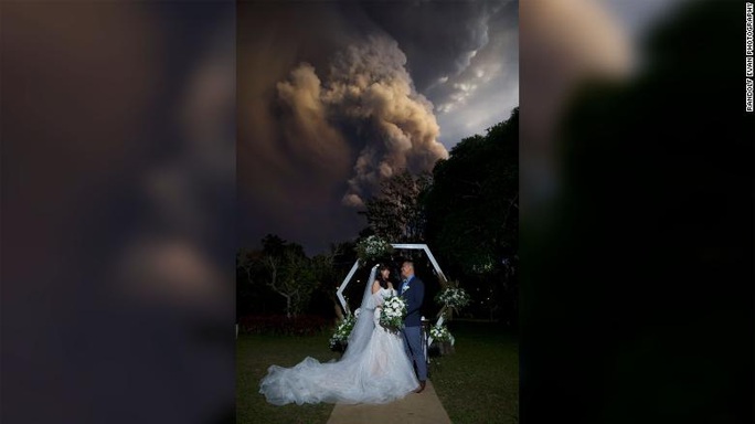 Bất chấp núi lửa phun trào sau lưng, họ vẫn cưới nhau - Ảnh 1.
