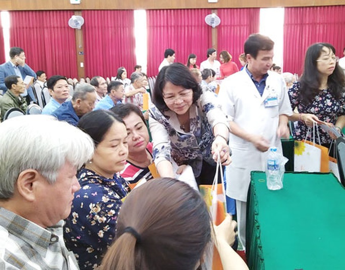 Phó Chủ tịch nước thăm, tặng quà Tết bệnh nhân ung thư - Ảnh 1. Phó Chủ tịch nước thăm, tặng quà Tết bệnh nhân ung thư - Ảnh 1.