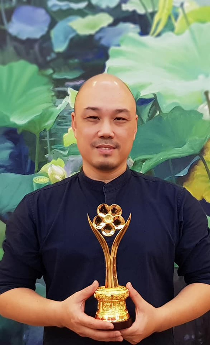 NSND Triệu Trung Kiên cùng các nghệ sĩ khoe tượng Mai Vàng ở Hà Nội - Ảnh 4.