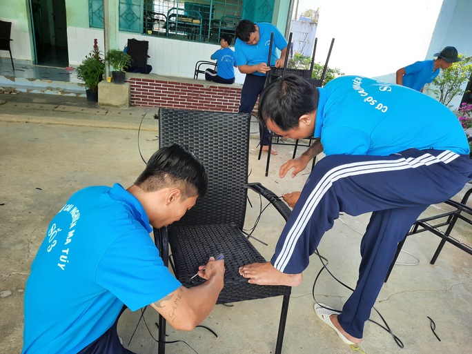 Đoàn công tác TP HCM chúc Tết, mong học viên cai nghiện sớm đoàn tụ gia đình - Ảnh 3. Đoàn công tác TP HCM chúc Tết, mong học viên cai nghiện sớm đoàn tụ gia đình - Ảnh 3.